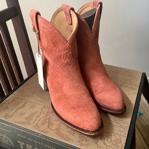 Brand new with tags Tecova desert rose suede boots “the Lucy”